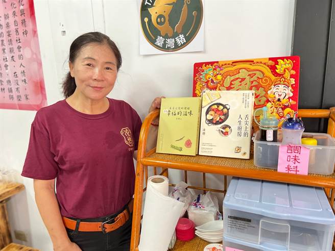 擁有「百萬文學獎」封號的作家凌煙，不僅擅於文字敘事，更擁有好手藝。年過半百的她，在疫情升溫之際，無懼無畏開設文學廚房「食有春」，主打古早味「菜尾」，也募得上千份愛心餐提供弱勢民眾。（柯宗緯攝）