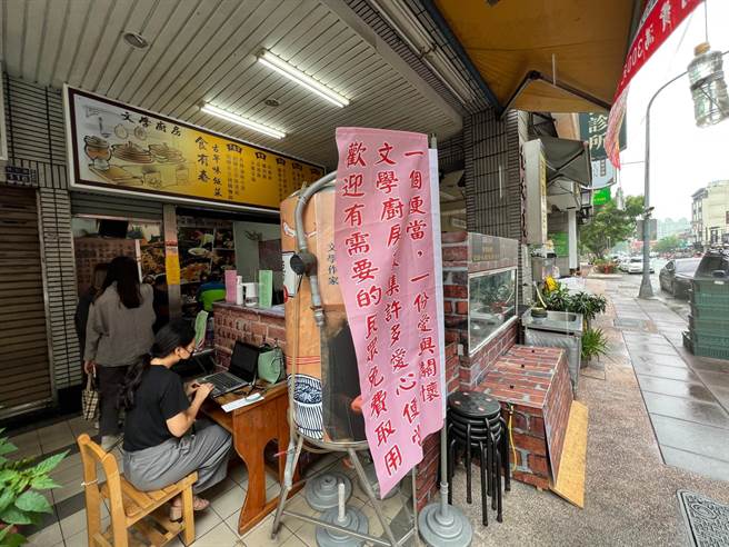 擁有「百萬文學獎」封號的作家凌煙，不僅擅於文字敘事，更擁有好手藝。年過半百的她，在疫情升溫之際，無懼無畏開設文學廚房「食有春」，主打古早味「菜尾」，也募得上千份愛心餐提供弱勢民眾。（柯宗緯攝）