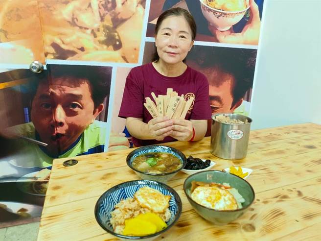 擁有「百萬文學獎」封號的作家凌煙，不僅擅於文字敘事，更擁有好手藝。年過半百的她，在疫情升溫之際，無懼無畏開設文學廚房「食有春」，主打古早味「菜尾」，也募得上千份愛心餐提供弱勢民眾。（柯宗緯攝）