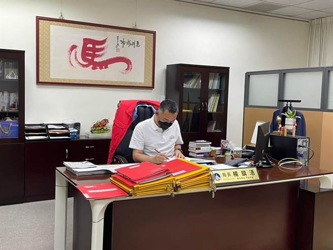 首位確診的縣市首長楊鎮浯回到縣府上班，感謝鄉親的關心和加油打氣。（縣府提供）