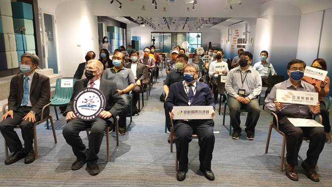 「银创云端科技加速器」计画今天举办签约仪式，携手8家新创企业签约。（柯宗纬翻摄）