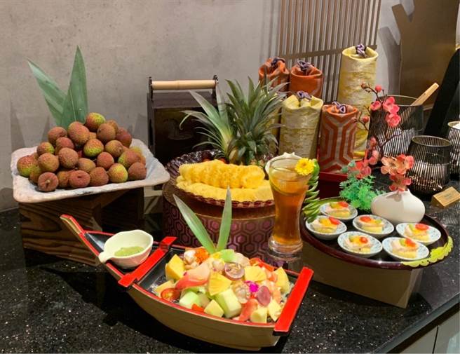 高雄市農業局與台灣Buffet餐廳龍頭「饗賓餐旅集團」攜手合作，將大樹高品質的金鑽鳳梨及玉荷包推出特色料理，提升高雄農產品知名度，幫農民開拓新商機。（高雄市農業局提供／林雅惠傳真）