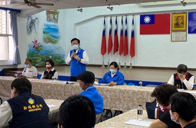 国民党花莲县党部召开县委员会讨论五合一选举作业，甫提名参选连任县长徐棒蔚以国民党首席中央委员暨出席。（花莲县党部提供）