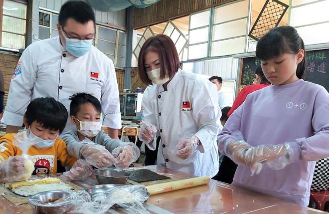 56歲的中台科大學生李鳳珠（右2）獲得今年總統教育奬。（中台科大提供／陳淑芬台中傳真）