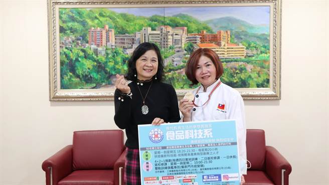 56歲的中台科大學生李鳳珠（右）獲得今年總統教育奬。（中台科大提供／陳淑芬台中傳真）