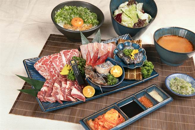 「烧肉Smile」主打个人烧烤，Smile盛合套餐650元，牛、鸡、猪、海鲜一次享有。（柯宗纬翻摄）