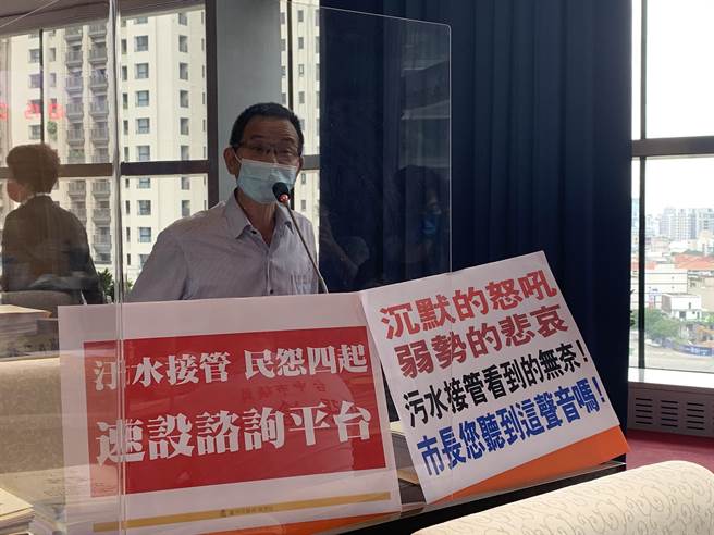台中市议员陈清龙指出，市府推动污水下水道接管，包商为了拆建问题常与民眾发生衝突。(林欣仪摄)