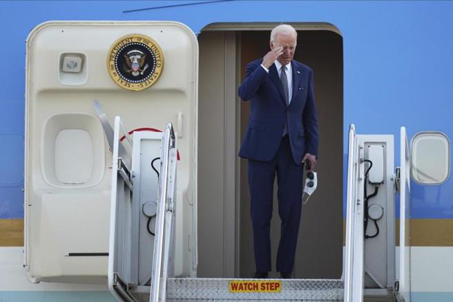 美國總統拜登24日在日本橫田美軍基地登機。（美聯社）