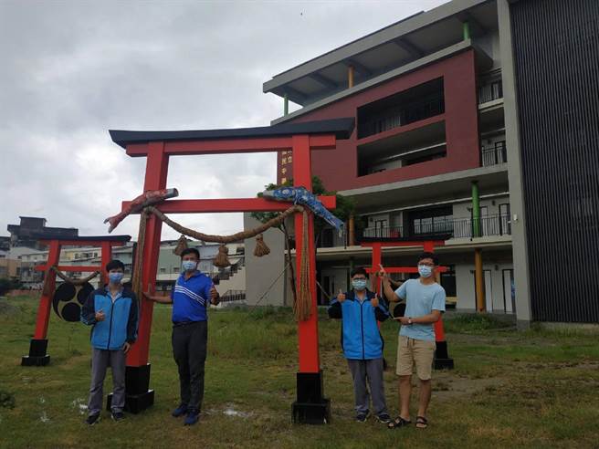 雲林縣北港鎮建國國中日式鳥居裝置藝術，異國風情讓民眾「偽出國」。（張朝欣攝）