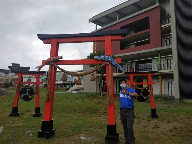 雲林縣北港鎮建國國中日式鳥居裝置藝術，異國風情讓民眾「偽出國」。（張朝欣攝）