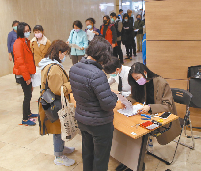 防疫保单理赔金额已超过保费收入。图为2021年1月，民眾大排长龙，抢在最后一刻投保防疫险。（示意图／本报资料照）