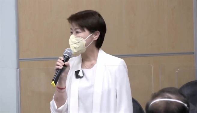 總統蔡英文24日臨時新增視察台北榮總行程，並邀請北市府一同到場，但因市長柯文哲確診，由北市副市長黃珊珊出席。（摘自共訊直播）