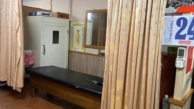 廖姓男推拿师傅表示治疗间无门可反锁，其太太也都会在旁协助，根本不会做非礼的行为。（吴佩蓉摄）