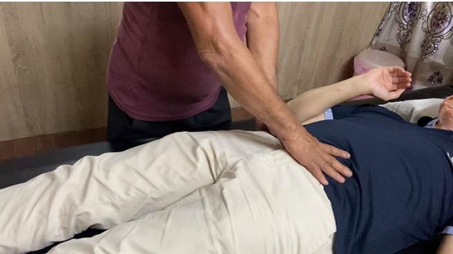 廖姓男推拿师傅表示，有些穴位难免会靠近重要部位，容易引人误会。（吴佩蓉摄）
