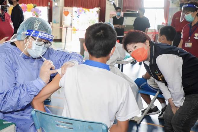 新冠肺炎本土疫情洪峰来袭，台中市长卢秀燕（右）沉着应对，疫苗政策、快速通道得来速等多箭连发，加上许多细腻贴心的思维，防疫作为让市民高度有感，暖心防守也为她赢得逾8成6的防疫满意度。（台中市政府提供／谢琼云台中传真）