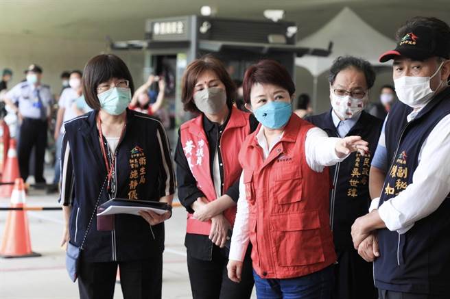 新冠本土疫情严峻，全台确诊数直线攀升，台中市长卢秀燕（右三）沉着应对，最新民调数据显示，其防疫满意度逾8成6，在20岁至29岁年轻市民族群，满意度更高达91.5％，几乎逼近天花板。（台中市政府提供／谢琼云台中传真）