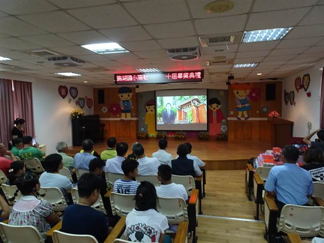 畢業季將至，台南市不少國小畢業典禮規畫實體辦理，兼線上轉播模式。圖為台南市錦湖國小疫情前的實體畢業典禮。（台南市錦湖國小提供／張毓翎台南傳真）