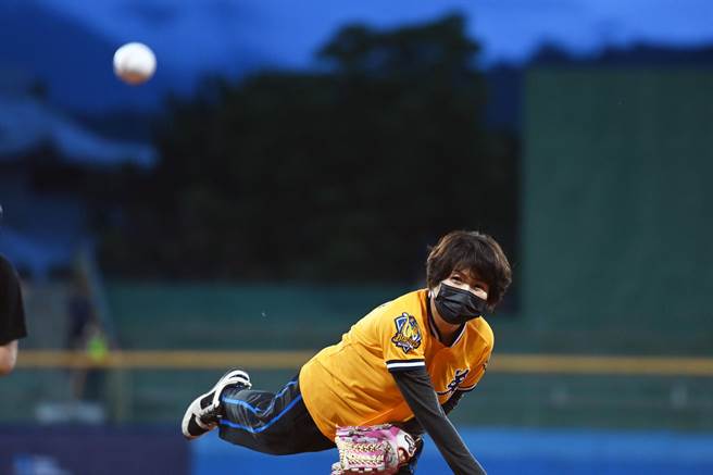 中华职棒例行赛24、25日在台东开打，台东县长饶庆铃受邀开球。（庄哲权摄）