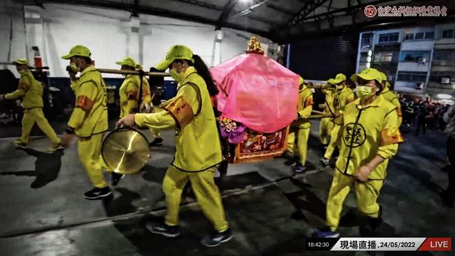 白沙屯媽祖駐駕在泰全輪胎五金，預計25日清晨5點起駕。(翻攝白沙屯媽祖網路電視台／吳建輝彰化傳真)