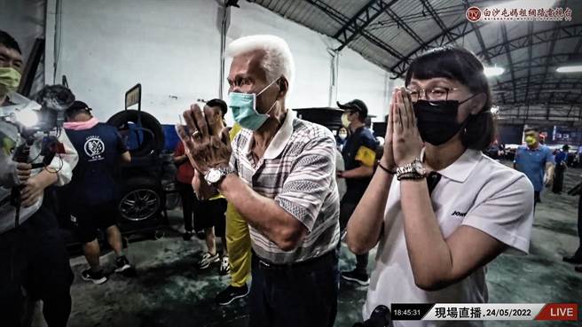 現年86歲的業者流下眼淚，表示與媽祖結緣超過30年，他說49歲那年一路煮點心到現在，每年服務上萬香燈腳，年年都跟媽祖許願，希望到家裡坐坐，沒想到今年終於如願以償，媽祖真的到家裡探望他這個老朋友，真的相當感動。(翻攝白沙屯媽祖網路電視台／吳建輝彰化傳真)