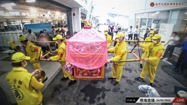 原本以為媽祖會駐駕在昌一，為民眾賜福，不過媽祖鑾轎再昌一門口考慮很久，最終沒有選擇駐駕，而是繼續一路往北，駐駕在泰全輪胎五金。(翻攝白沙屯媽祖網路電視台／吳建輝彰化傳真)