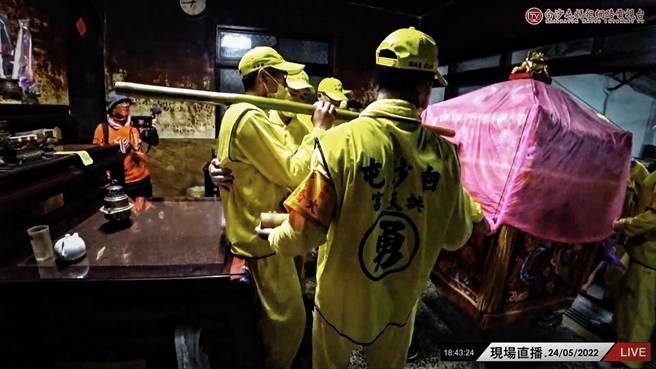 白沙屯媽祖神轎下午陸續到訪大村TOYOTA服務廠，BMW彰化經銷商昌一汽車，最終都沒有停下駐駕，而是一路走到彰化市區，選擇駐駕在泰全輪胎五金，預計25日清晨5點起駕。(翻攝白沙屯媽祖網路電視台／吳建輝彰化傳真)