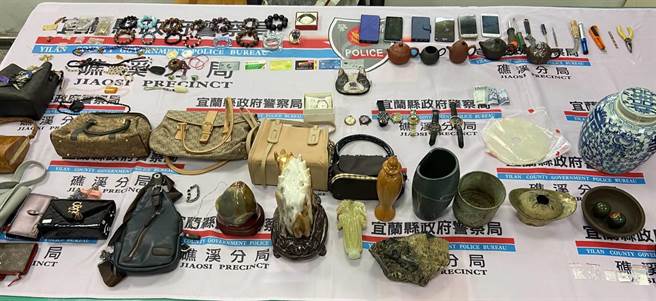 經警方日以繼夜跟監、埋伏，23日11時許，倪嫌冬山住處查獲海洛因及安非他命等毒品，同時追回被害人的信用卡、玉飾手環、金（銀）幣、寶石、玉石等失竊物品。（宜蘭縣警察局礁溪分局提供／吳佩蓉宜蘭傳真）