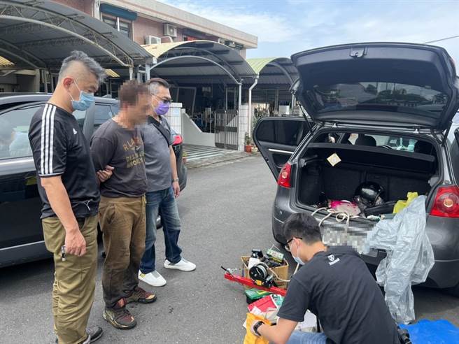 經警方日以繼夜跟監、埋伏，23日11時許，持搜索票在冬山查獲連續住宅竊嫌43歲的倪男，另搜索逮捕43歲賴女毒品通緝犯。（宜蘭縣警察局礁溪分局提供／吳佩蓉宜蘭傳真）