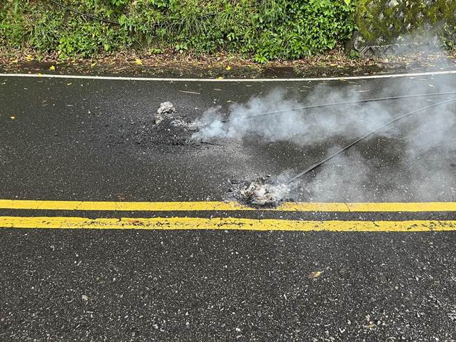 柏油路被低垂的电线熔出大洞。（警方提供／李奇叡新北传真）