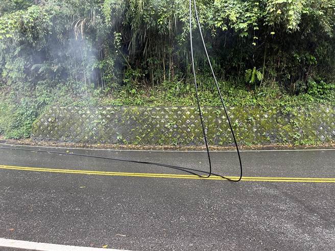 新北市新店区北宜路三段今（24）日下午，传出高压电线断裂还垂落地面。（警方提供／李奇叡新北传真）