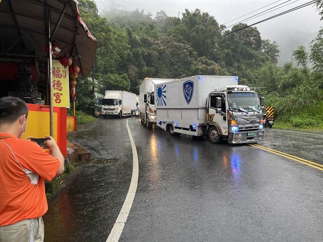 该意外发生在今天下午3点58分，电线垂落时，正好没人车经过，但后续导致3台大货车追撞，无人受伤。（警方提供／李奇叡新北传真）