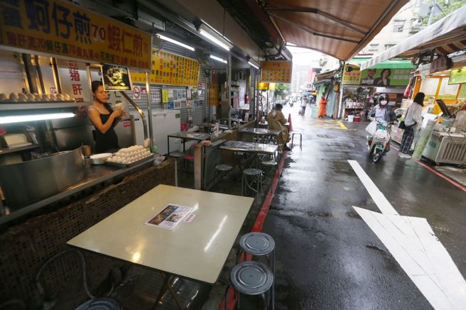 新冠肺炎本土疫情持续严峻，政府预估此波疫情高峰可能延长到七月，但餐厅、零售等内需型产业响起了比去年更严峻的警钟，许多民眾减少外出，过往繁华商圈到了用餐时间却人潮稀少。（杜宜谙摄）