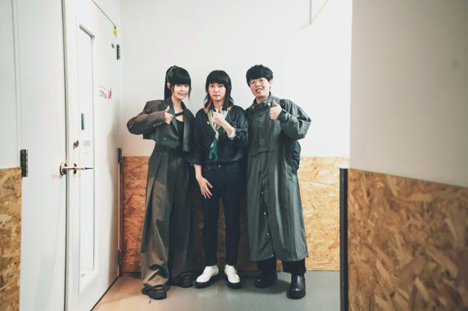 Vast & Hazy日前举办演唱会，邀来持修（中）合作对唱新歌。（添翼创越提供）