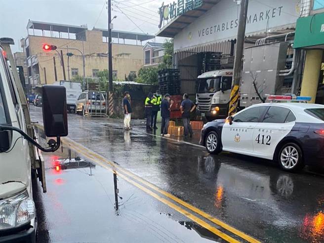 雲林縣西螺鎮1處蔬菜集貨場傳槍響，男子對空鳴槍遭逮，疑行車糾紛結怨。（讀者提供）