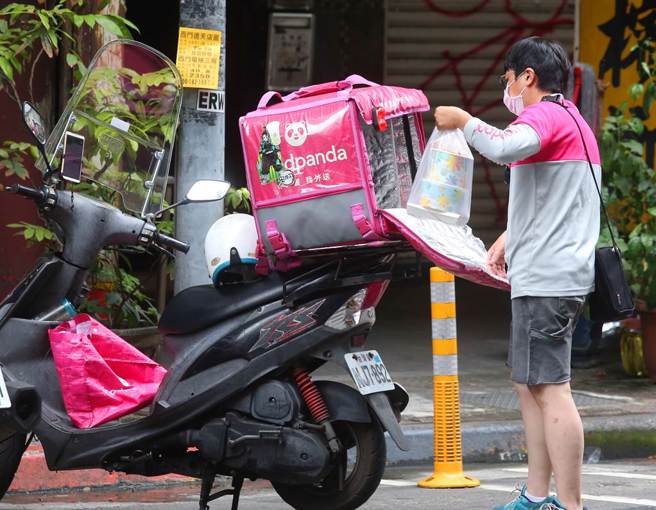 北科大惊传确诊住宿生跑到大门口取餐，遭外送员质疑管理太松散。(示意图，与内文无关／资料照)