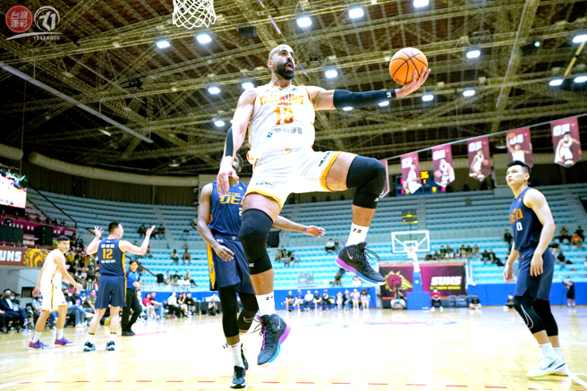 台中葳格太陽外援桑尼（中）豪取33分，助隊季後賽首輪首場賽事獲勝。（T1聯盟提供）