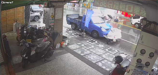 花莲一对夫妻今抱着未满1岁的男婴正穿越马路，突被一辆左转的轿车撞上，3人当场被撞倒在地，经救护车急送医救治，幸无生命危险，警方对肇事驾驶进行酒测，酒精浓度竟高达0.54毫克，依公共危险罪嫌将人移送法办。（民眾提供／罗亦晽花莲传真）