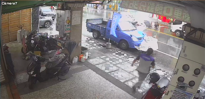 花莲一对夫妻今抱着未满1岁的男婴正穿越马路，突被一辆左转的轿车撞上，3人当场被撞倒在地，由于撞击声响大，附近店家赶紧衝出门查看。（民眾提供／罗亦晽花莲传真）