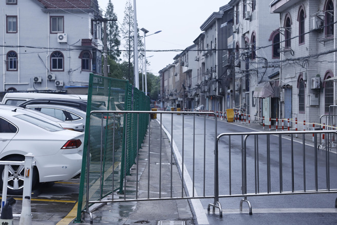 上海是中国制造与金融中心，从 3月底进行疫情封控后居民无法工作， 至今已近2个月。虽然有部份企业復工，但实际恢復的比例仍偏低，供应链也跟不上。（图／中新社）