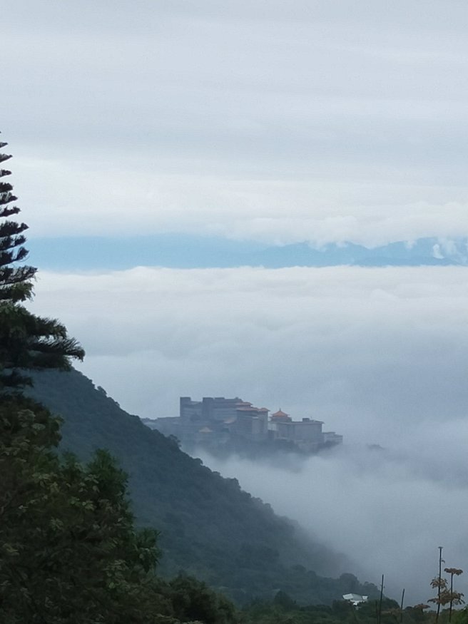 气象局长郑明典在脸书PO出雾锁文大的照片，让不少网友直呼根本天空之城。(图／郑明典脸书)