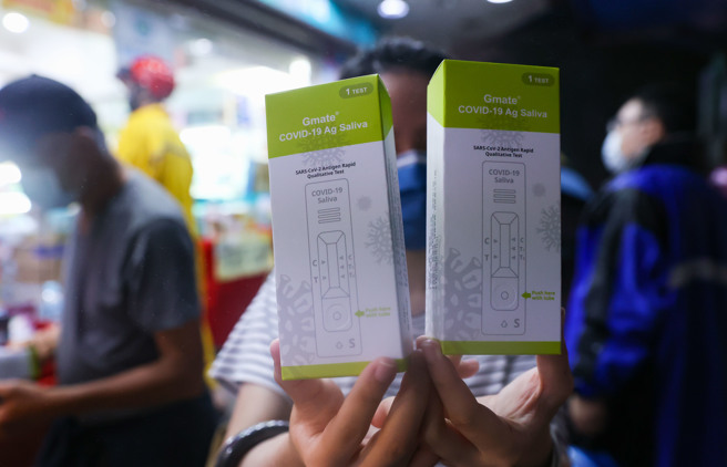 唾液快筛让民眾能免受戳鼻之苦，吸引不少人购买。（资料照／罗永铭摄）