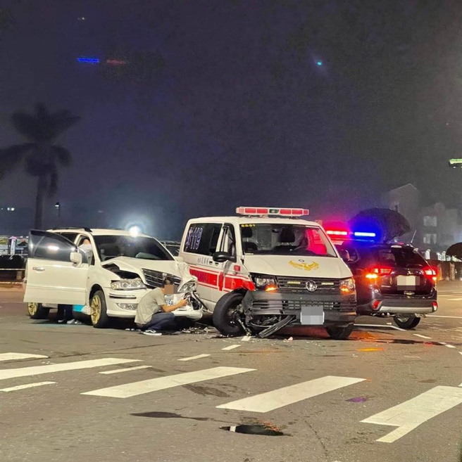 嘉義市消防局一輛救護車晚間10點半左右，載運1名確診病患轉院就醫途中，行經博愛路和中興路口時，與一輛白色休旅車發生撞擊。（取自「綠豆嘉義人」社團臉書∕呂妍庭嘉義傳真）