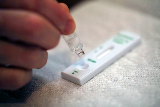 一名超商店员抱怨，隔壁保全大哥买了快筛回去测，又拿着出现2条线的快筛试剂请他帮忙看是不是中镖了，让他相当傻眼。（示意图／Shutterstock）