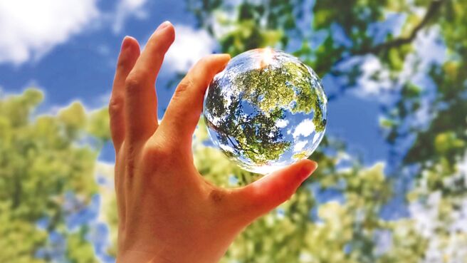 《我们都有病》发起线上公益健行活动，邀请台湾拜耳共同响应，携手网友们走出近半个台湾的距离。图／业者提供