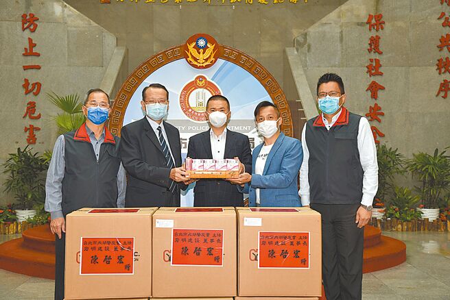 臺北市警察局副局长杨鸿正（左二）感谢，宏明建设董事长陈启宏（中）与臺北市议员李明贤（右二），一同捐赠北市政府警察局快筛试剂。图／业者提供
