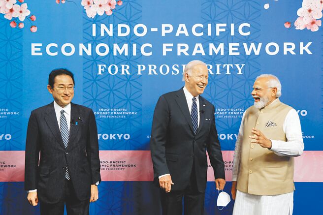 美国总统拜登（中）、日本首相岸田文雄（左）和印度总理莫迪（右），参加印太经济架构启动仪式。（路透）