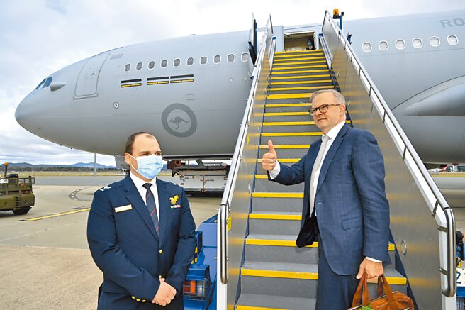 澳洲新任总理艾班尼斯（右）23日宣誓就职，随即搭乘专机前往日本参加Quad领导人峰会。（摘自澳洲总理艾班尼斯推特）