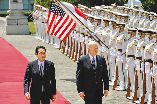 日本首相岸田文雄（左）在东京赤坂离宫以仪队欢迎来访的美国总统拜登。（路透）