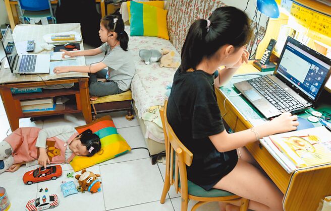 由于儿童未接种新冠疫苗，一旦染疫，病程变化快，许多学校因此改採远距教学。图为学生在家线上学习演练情形。（陈俊吉摄）