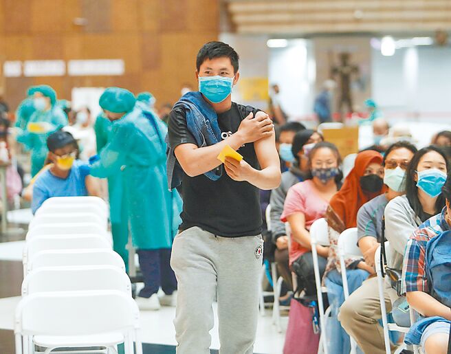 疫情指揮中心發言人莊人祥昨表示，最快今年7月有機會提供6歲以下兒童施打莫德納疫苗。圖為民眾至北車疫苗施打站施打莫德納疫苗後壓著注射的手臂離開。（陳怡誠攝）